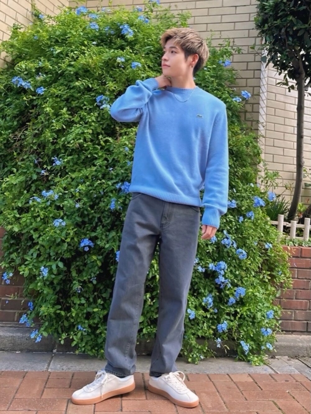 ブラウン系のブルゾン、ブルー系のニット/セーター、ブラック系のデニムパンツを着用したメンズの春コーディネートの4枚目の写真