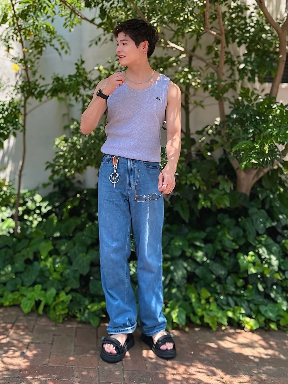 ベージュ系のシャツ/ブラウス、グレー系のタンクトップ、ブラック系のサンダルを着用したメンズの夏コーディネートの4枚目の写真