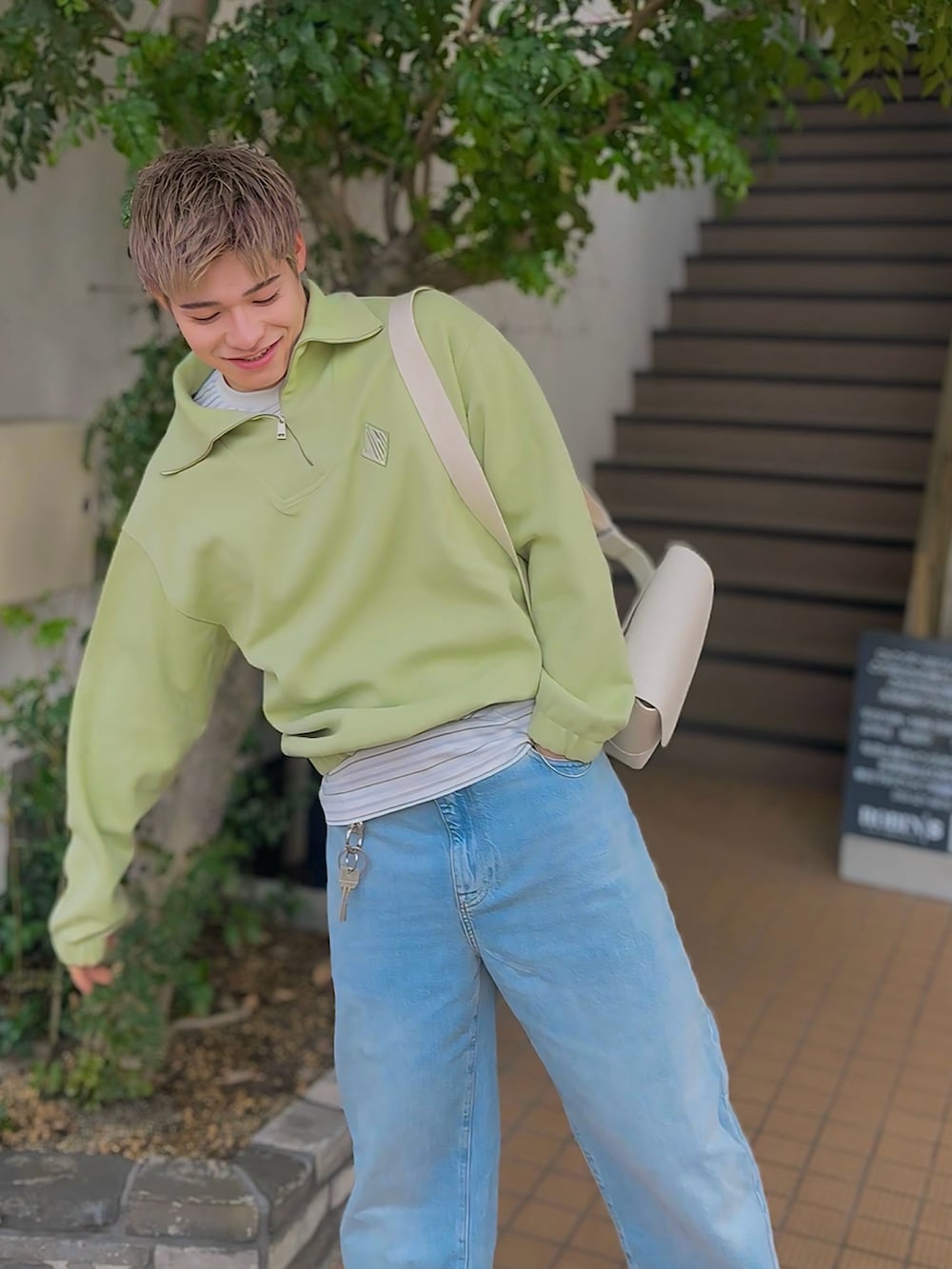 グリーン系のスウェット、ブルー系のTシャツ/カットソー、ホワイト系のショルダーバッグを着用したメンズの夏コーディネートの4枚目の写真