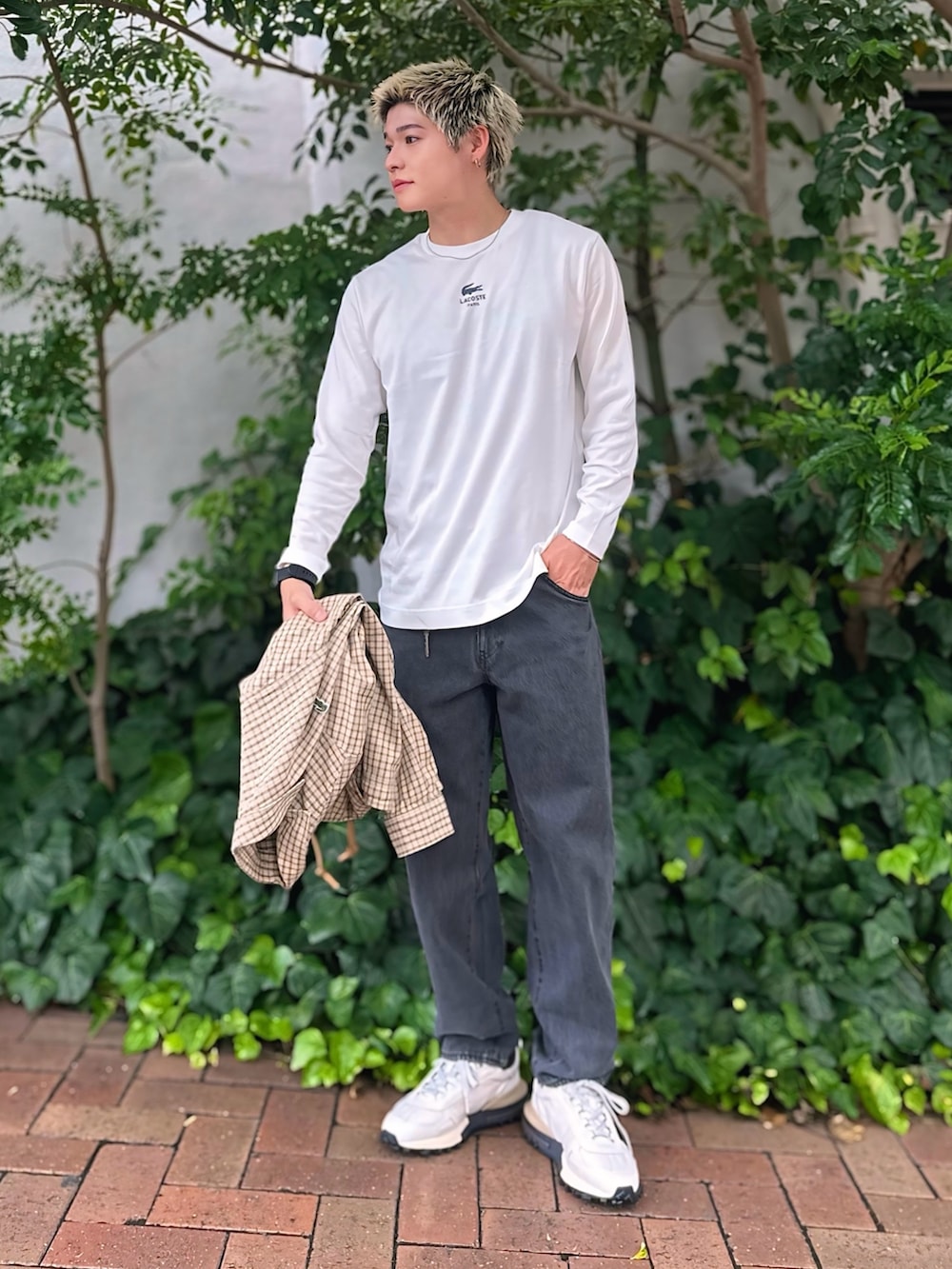 ホワイト系のTシャツ/カットソー、ベージュ系のシャツ/ブラウス、ブラック系のデニムパンツを着用したメンズの秋コーディネートの3枚目の写真