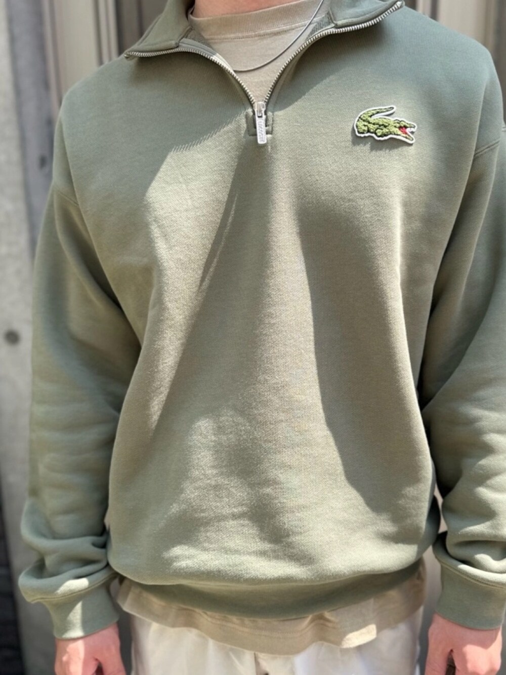 ホワイト系のカーゴパンツ、ホワイト系のスニーカー、ベージュ系のTシャツ/カットソーを着用したメンズの春コーディネートの4枚目の写真