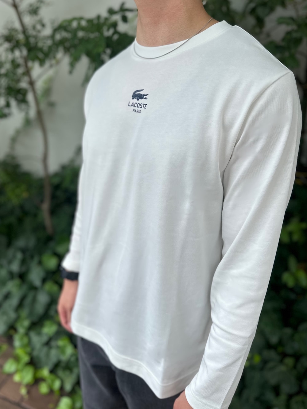 ホワイト系のTシャツ/カットソー、ベージュ系のシャツ/ブラウス、ブラック系のデニムパンツを着用したメンズの秋コーディネートの5枚目の写真
