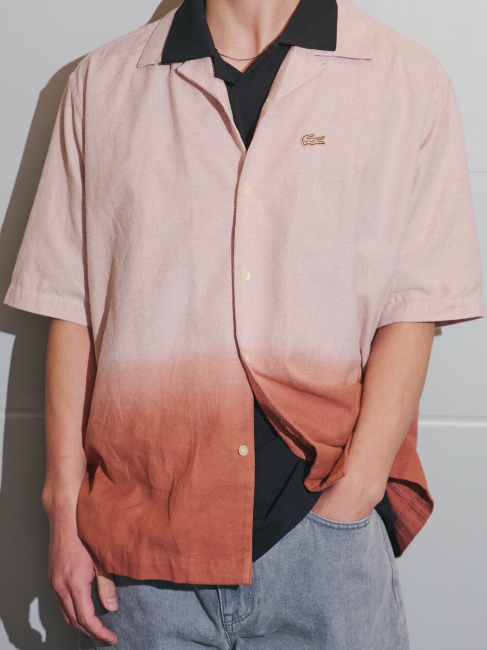 ブラック系のポロシャツ、ブラウン系のシャツ/ブラウス、グレー系のデニムパンツを着用したメンズの夏コーディネートの5枚目の写真