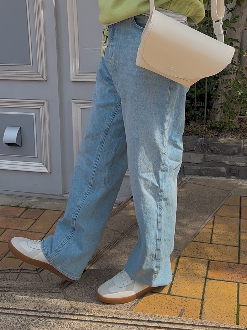 グリーン系のスウェット、ブルー系のTシャツ/カットソー、ホワイト系のショルダーバッグを着用したメンズの夏コーディネートの5枚目の写真