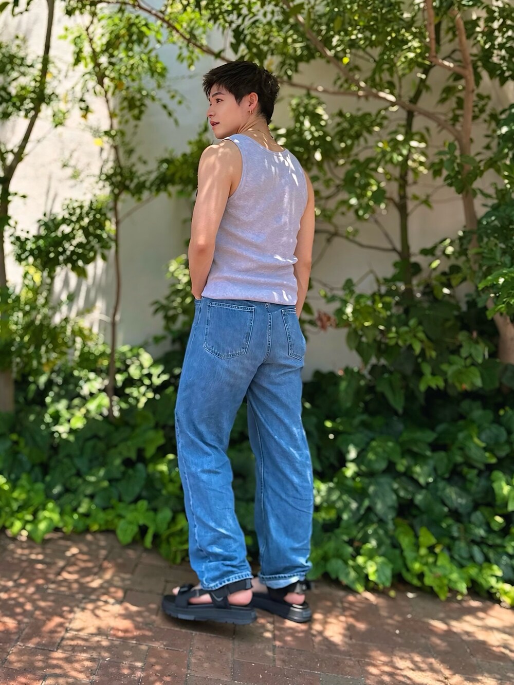 ベージュ系のシャツ/ブラウス、グレー系のタンクトップ、ブラック系のサンダルを着用したメンズの夏コーディネートの5枚目の写真