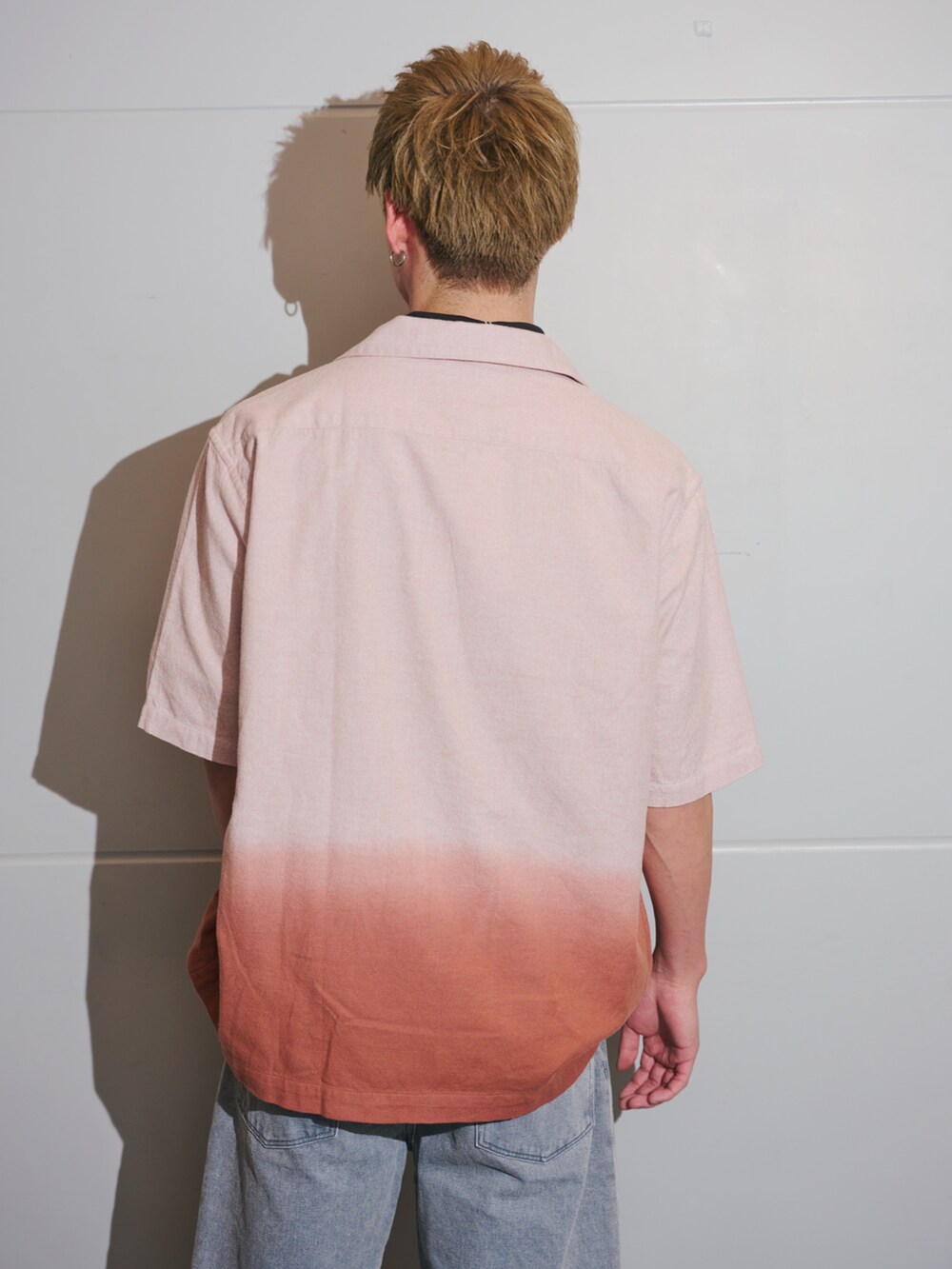 ブラック系のポロシャツ、ブラウン系のシャツ/ブラウス、グレー系のデニムパンツを着用したメンズの夏コーディネートの4枚目の写真