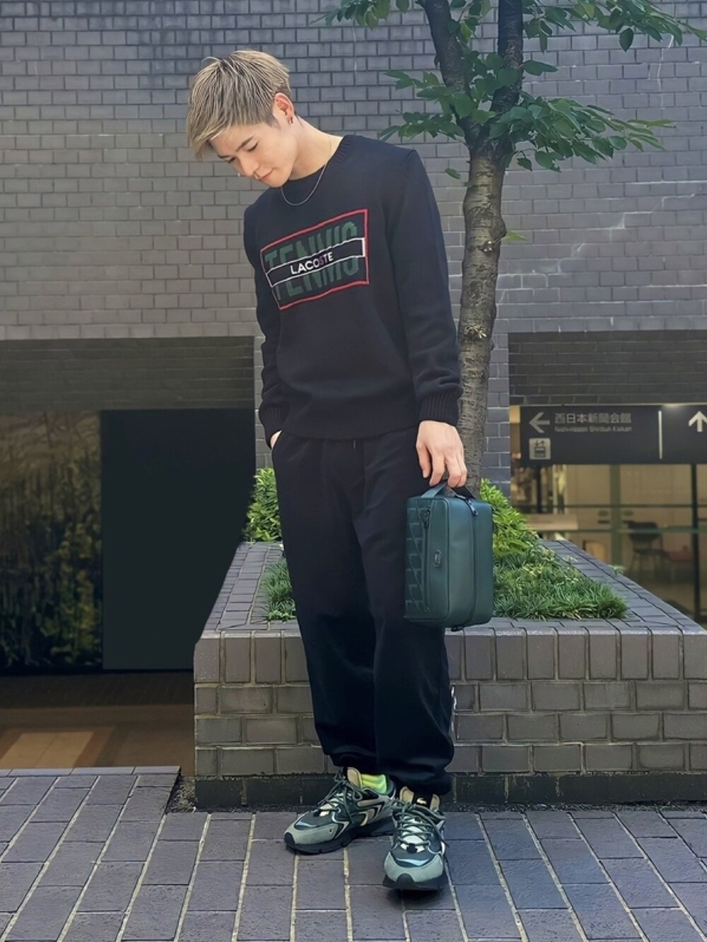 ブラック系のニット/セーター、ブラック系のその他パンツ、グリーン系のショルダーバッグを着用したメンズの春コーディネートの3枚目の写真
