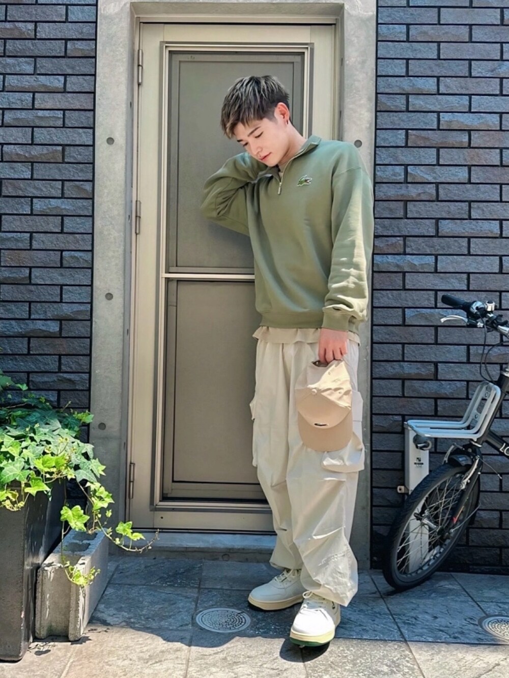 ホワイト系のカーゴパンツ、ホワイト系のスニーカー、ベージュ系のTシャツ/カットソーを着用したメンズの春コーディネートの2枚目の写真