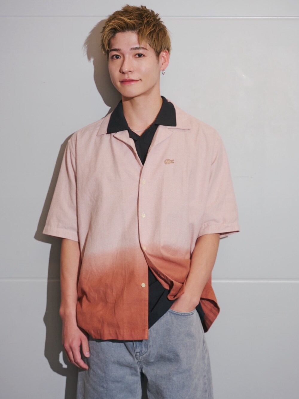 ブラック系のポロシャツ、ブラウン系のシャツ/ブラウス、グレー系のデニムパンツを着用したメンズの夏コーディネートの3枚目の写真