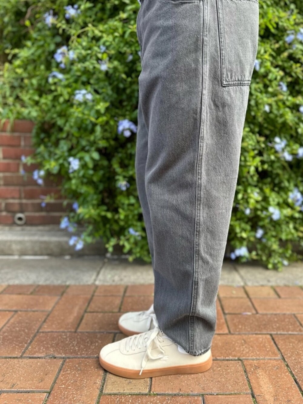 ブラウン系のブルゾン、ブルー系のニット/セーター、ブラック系のデニムパンツを着用したメンズの春コーディネートの7枚目の写真