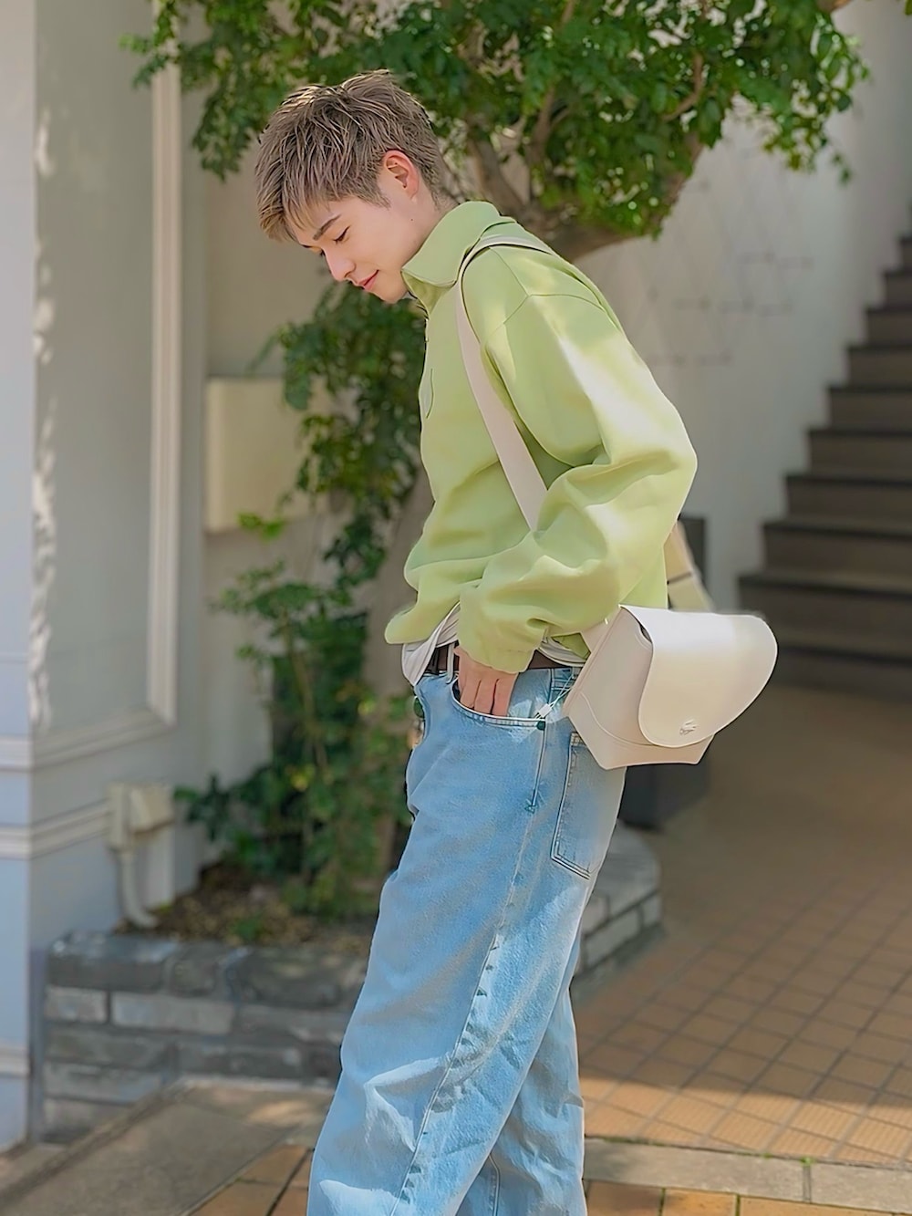 グリーン系のスウェット、ブルー系のTシャツ/カットソー、ホワイト系のショルダーバッグを着用したメンズの夏コーディネートの2枚目の写真