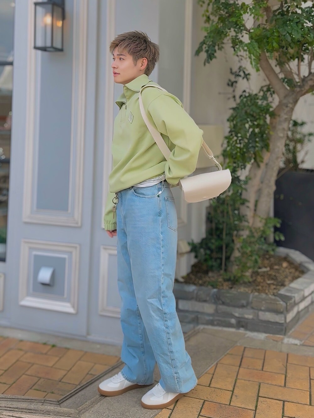 グリーン系のスウェット、ブルー系のTシャツ/カットソー、ホワイト系のショルダーバッグを着用したメンズの夏コーディネートの3枚目の写真