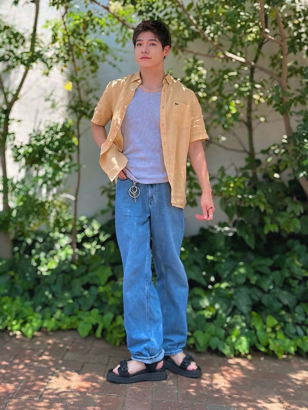 ベージュ系のシャツ/ブラウス、グレー系のタンクトップ、ブラック系のサンダルを着用したメンズの夏コーディネートの2枚目の写真