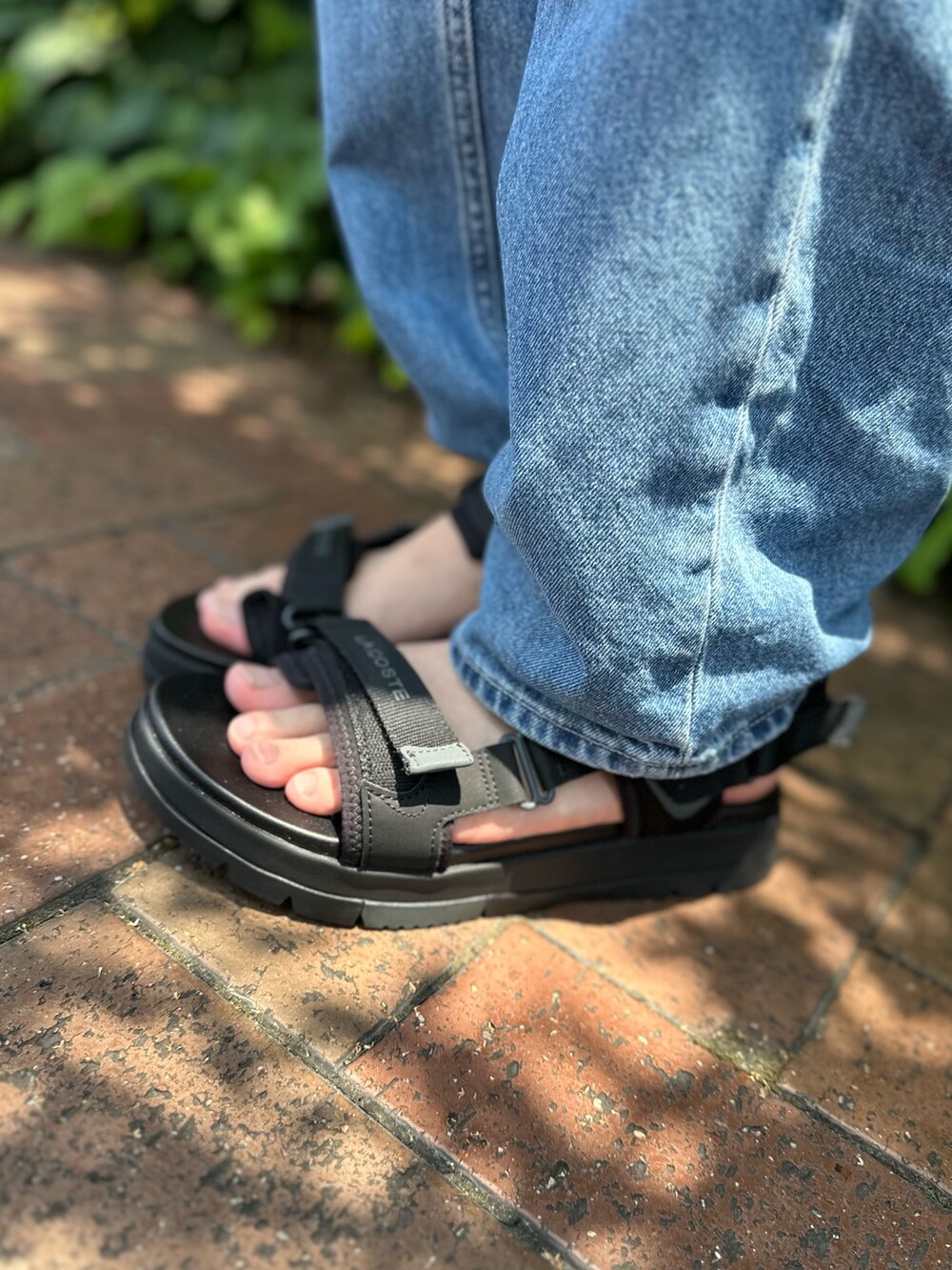 ベージュ系のシャツ/ブラウス、グレー系のタンクトップ、ブラック系のサンダルを着用したメンズの夏コーディネートの7枚目の写真