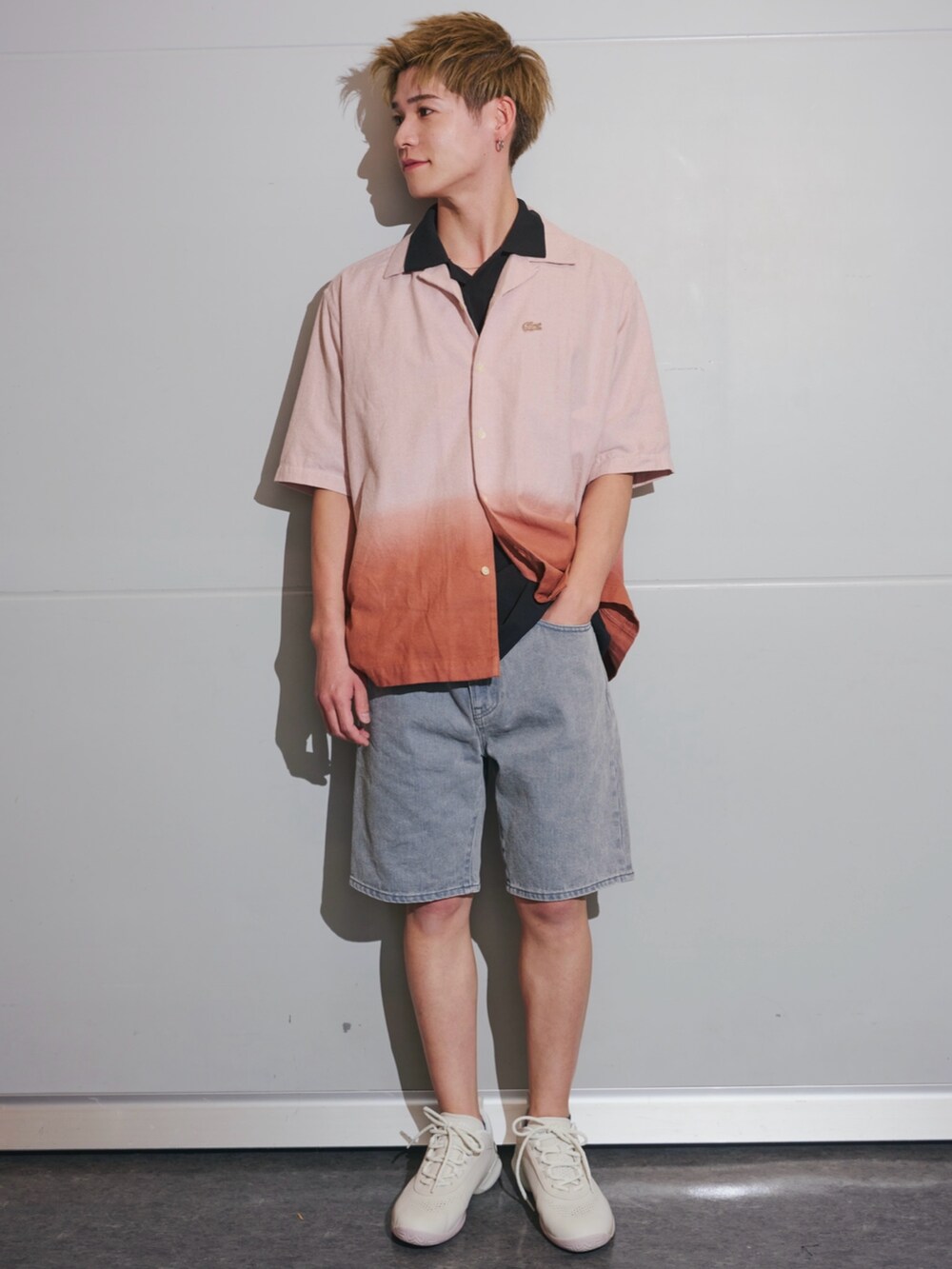 ブラック系のポロシャツ、ブラウン系のシャツ/ブラウス、グレー系のデニムパンツを着用したメンズの夏コーディネートの2枚目の写真