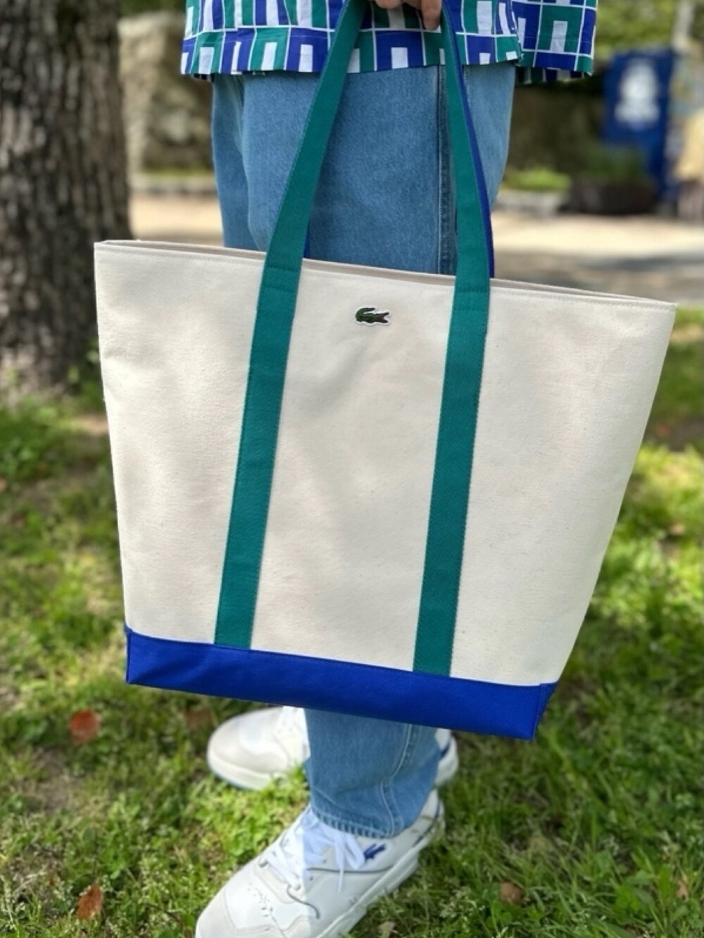 ブルー系のシャツ/ブラウス、グレー系のデニムパンツ、ベージュ系のトートバッグを着用したメンズの春コーディネートの4枚目の写真