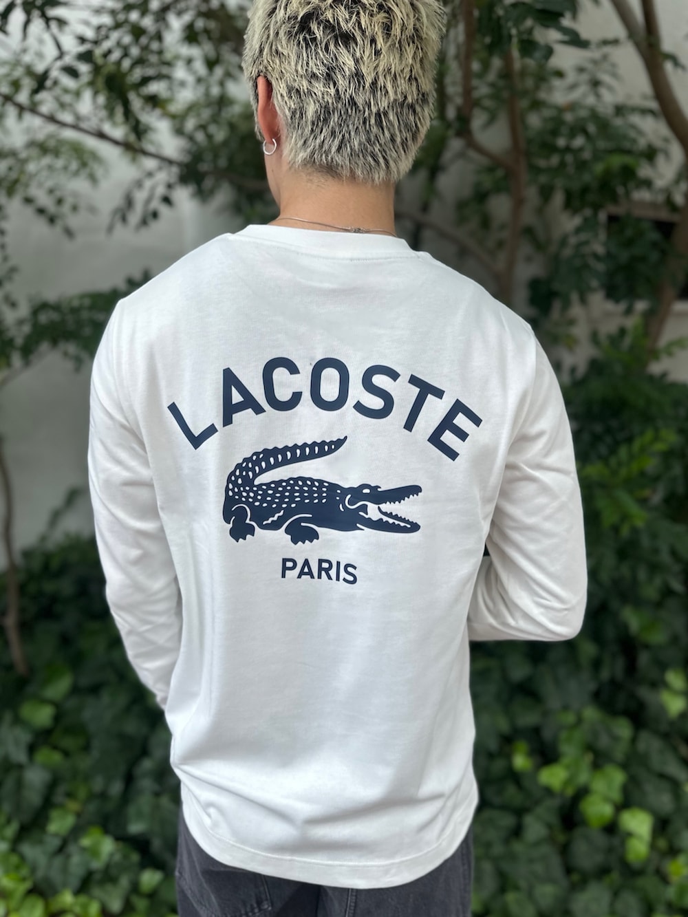 ホワイト系のTシャツ/カットソー、ベージュ系のシャツ/ブラウス、ブラック系のデニムパンツを着用したメンズの秋コーディネートの4枚目の写真