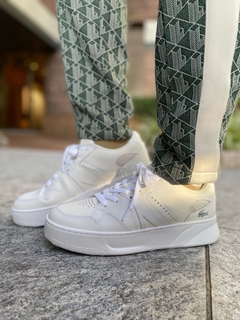 グリーン系のダウンジャケット/コート、グレー系のバッグ、グリーン系のスウェットを着用したメンズの春コーディネートの7枚目の写真