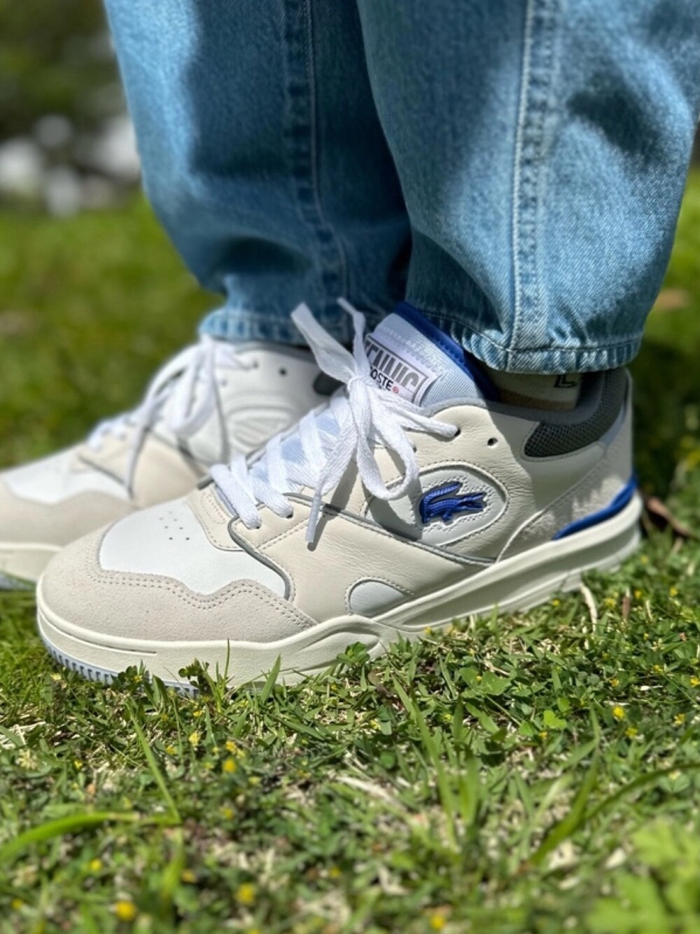 ブルー系のシャツ/ブラウス、グレー系のデニムパンツ、ベージュ系のトートバッグを着用したメンズの春コーディネートの5枚目の写真