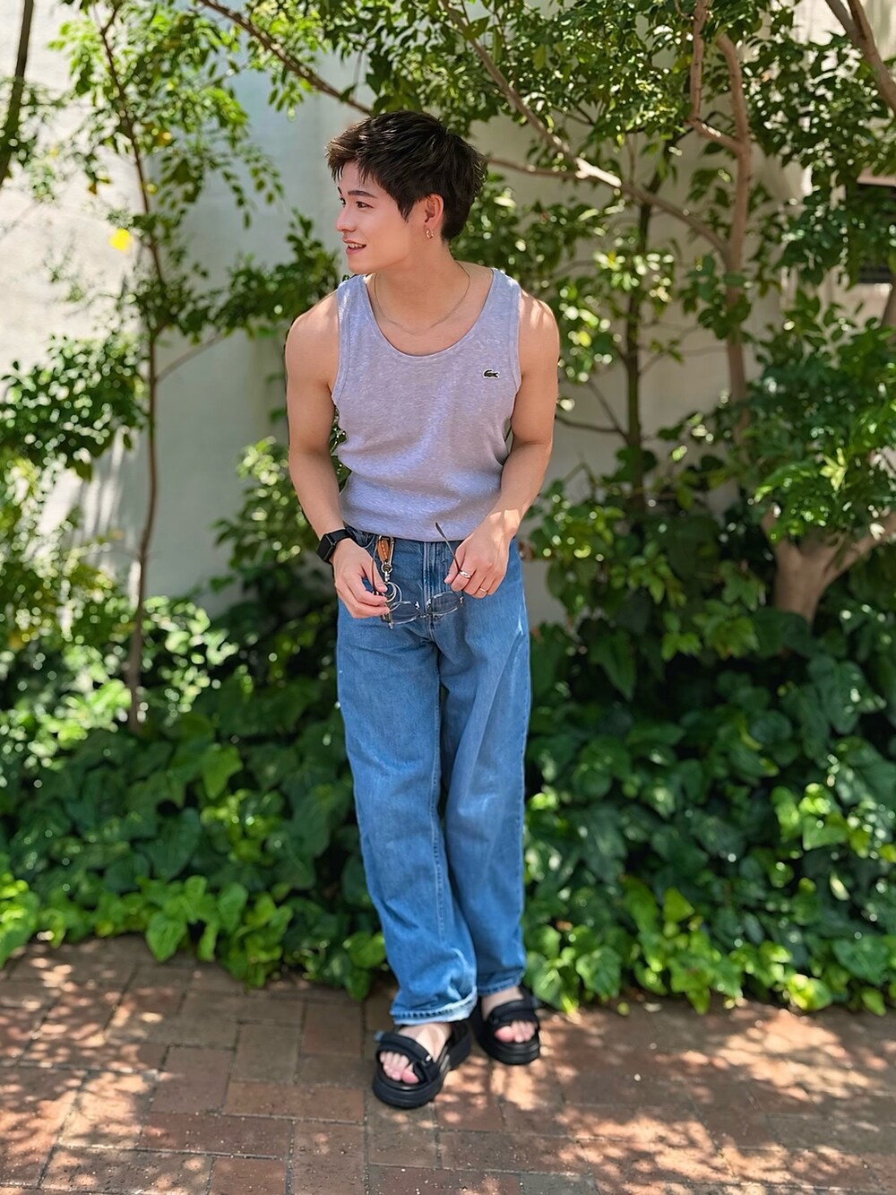 ベージュ系のシャツ/ブラウス、グレー系のタンクトップ、ブラック系のサンダルを着用したメンズの夏コーディネートの3枚目の写真