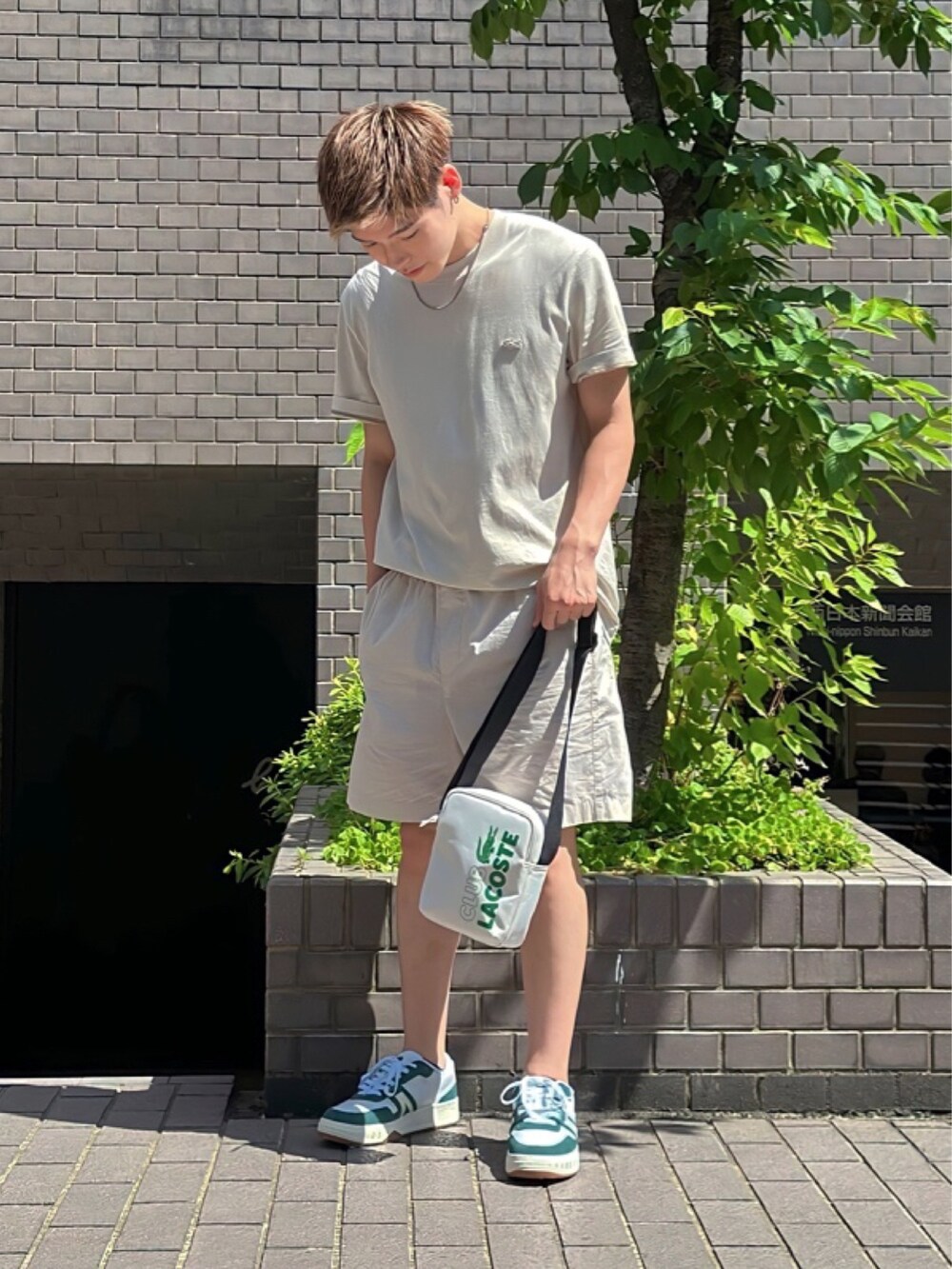 ベージュ系のTシャツ/カットソー、ベージュ系のその他パンツ、ホワイト系のショルダーバッグを着用したメンズの春コーディネートの4枚目の写真