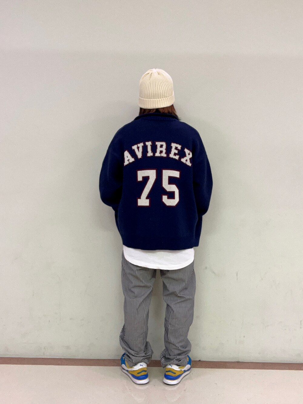 ブルー系のニット/セーター、その他のチノパンツ、ホワイト系のタンクトップを着用したメンズの秋コーディネートの2枚目の写真