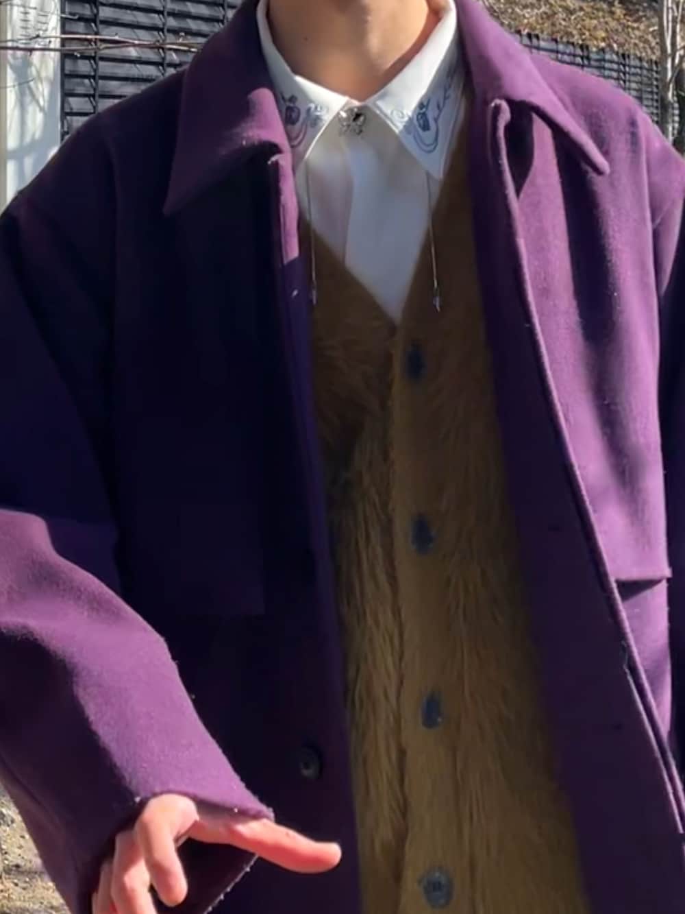 パープル系のステンカラーコート、ブラック系のデニムパンツ、ブラック系のドレスシューズを着用したメンズの冬コーディネートの3枚目の写真