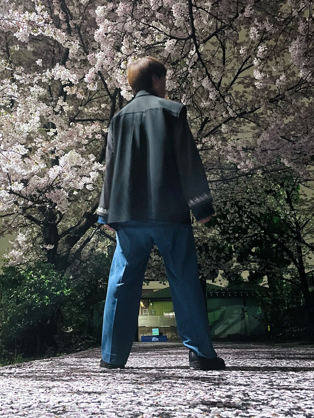 「春コーデ、韓国ファッション、キレイめ、HARE、ブルー、個性派、モード、桜、休日コーデ、大学生、革靴、お洒落さんとつながりたい、刺繍、ブラック、レイヤードスタイル」｜「HAREの【SETUP対応】リネンライクベルトワイドパンツ(HARE)（その他パンツ、ブルー系）」を使った、はるぴょんまんさん（骨格ナチュラル・メンズ・176cm）の春コーディネートの2枚目の写真