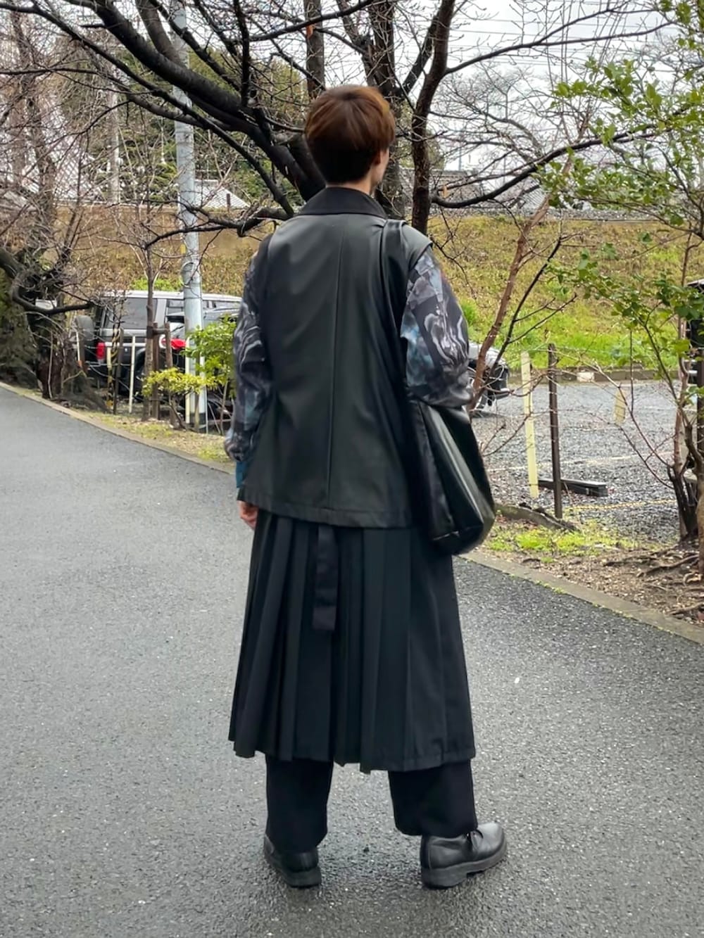 ブラック系のベスト、ブラック系のシャツ/ブラウス、ブルー系のシャツ/ブラウスを着用したメンズの春コーディネートの2枚目の写真