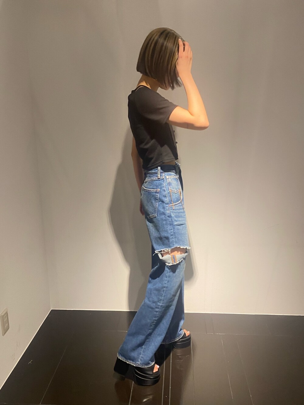 ブラック系のTシャツ/カットソー、ブルー系のデニムパンツ、ブラック系のサンダルを着用したレディースの夏コーディネートの2枚目の写真