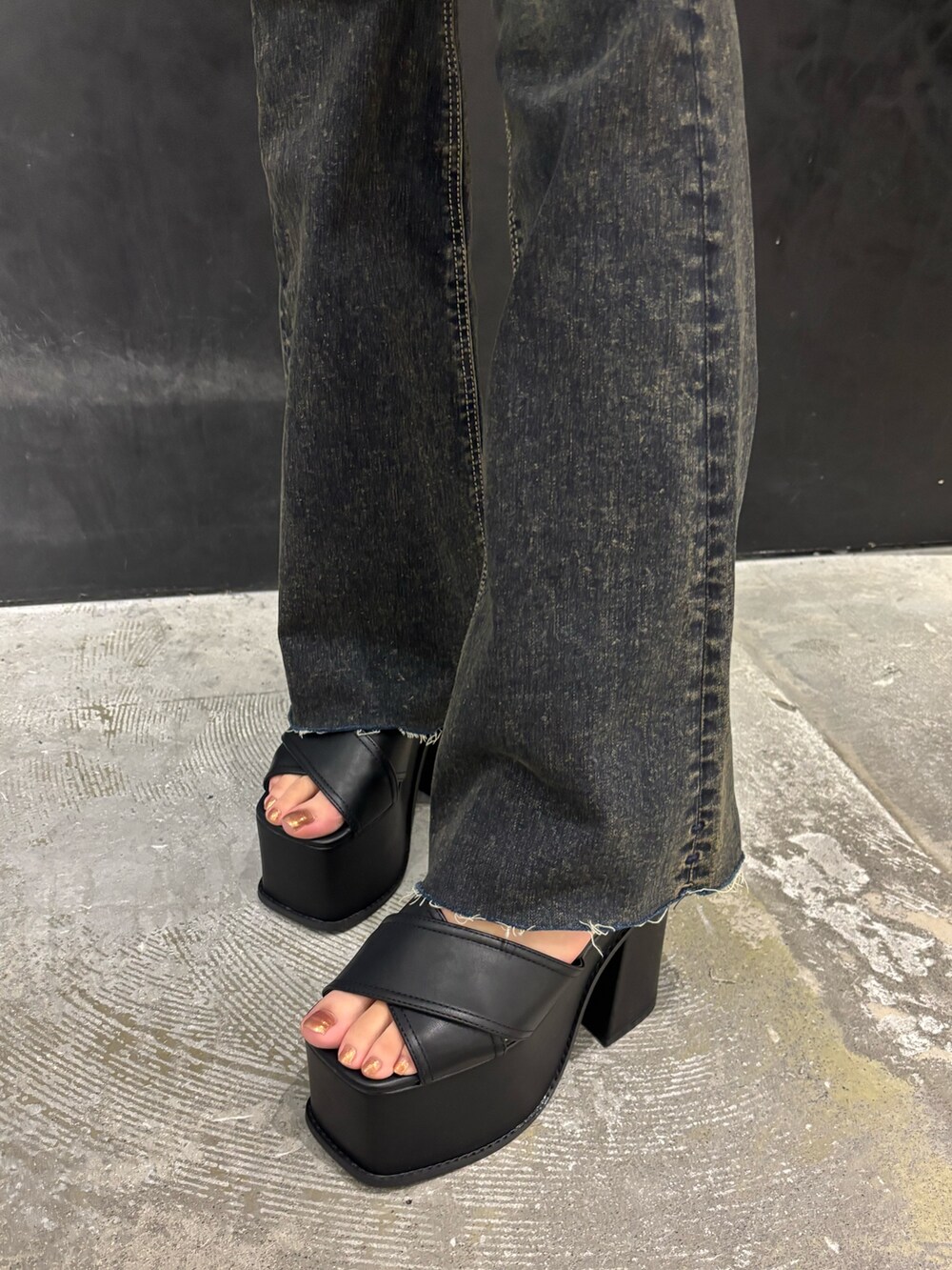 ブルー系のシャツ/ブラウス、ホワイト系のニット/セーター、ブラック系のサンダルを着用したレディースの春コーディネートの7枚目の写真