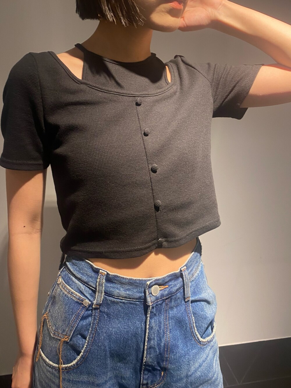 ブラック系のTシャツ/カットソー、ブルー系のデニムパンツ、ブラック系のサンダルを着用したレディースの夏コーディネートの6枚目の写真