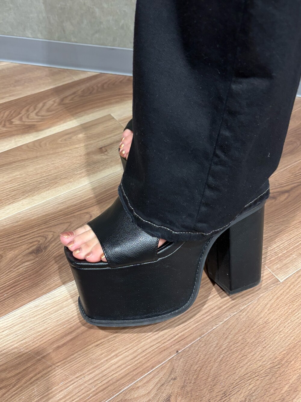 ブラック系のサンダル、ブラック系のデニムパンツ、ブラック系のシャツ/ブラウスを着用したレディースの春コーディネートの6枚目の写真