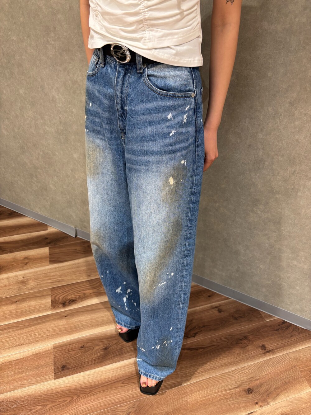 ホワイト系のTシャツ/カットソー、ブルー系のデニムパンツ、ブラック系のサンダルを着用したレディースの春コーディネートの5枚目の写真