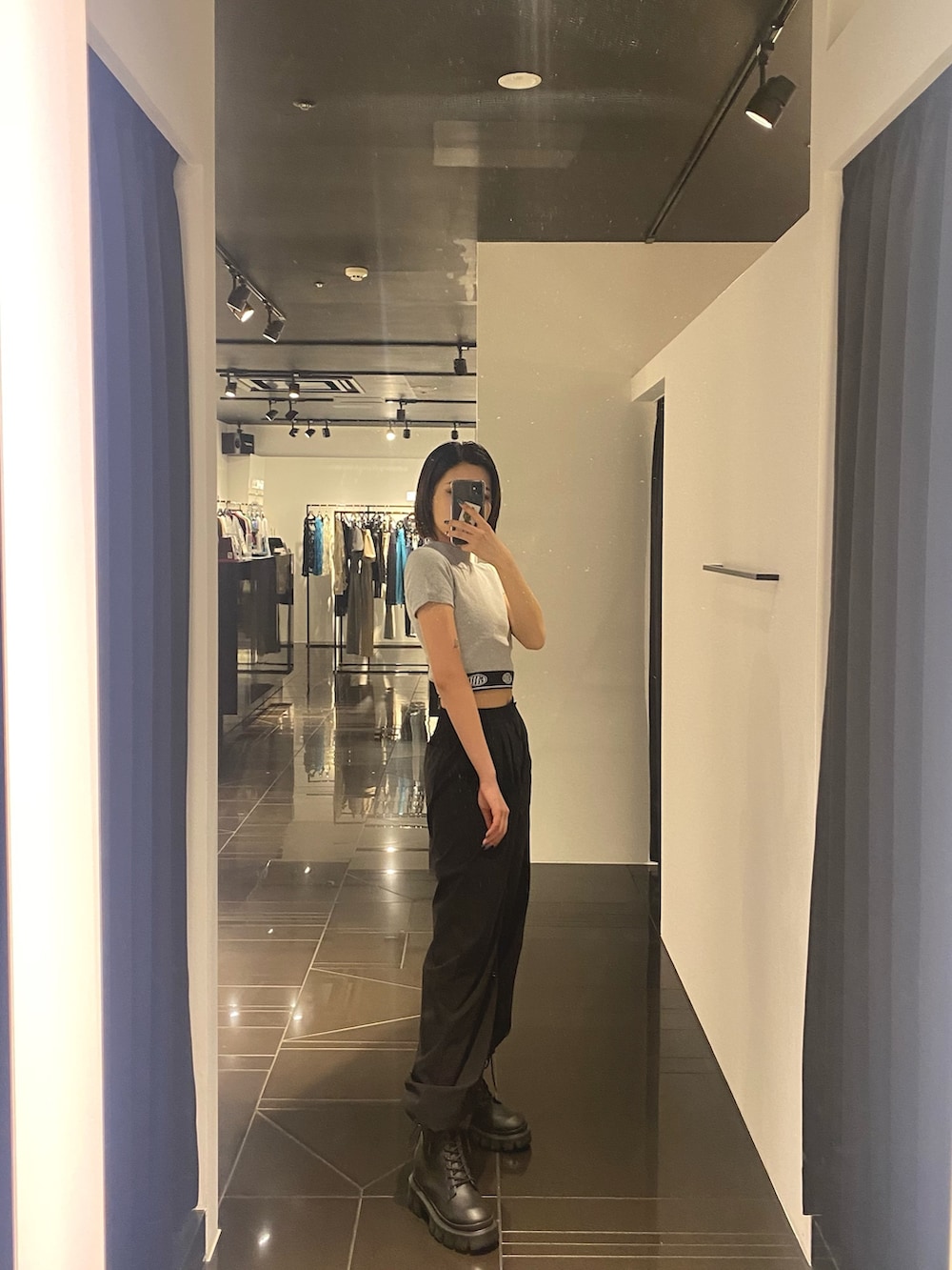 グレー系のTシャツ/カットソー、ブラック系のその他パンツ、ブラック系のブーツを着用したレディースの春コーディネートの2枚目の写真