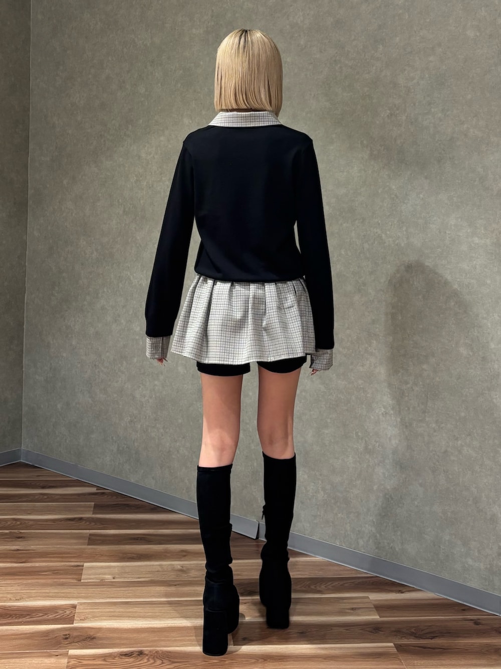 ブラック系のシャツ/ブラウス、ブラック系のスカート、ブラック系のブーツを着用したレディースの冬コーディネートの3枚目の写真