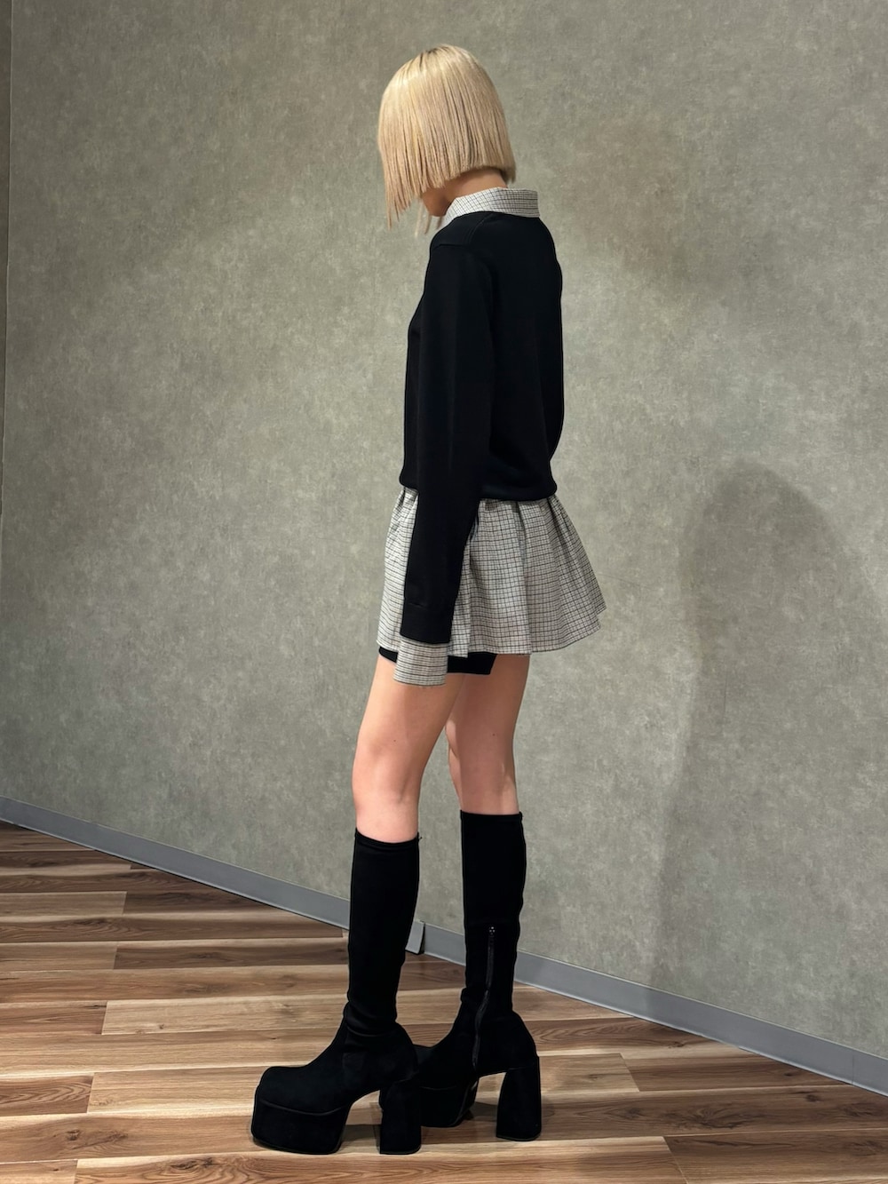 ブラック系のシャツ/ブラウス、ブラック系のスカート、ブラック系のブーツを着用したレディースの冬コーディネートの2枚目の写真