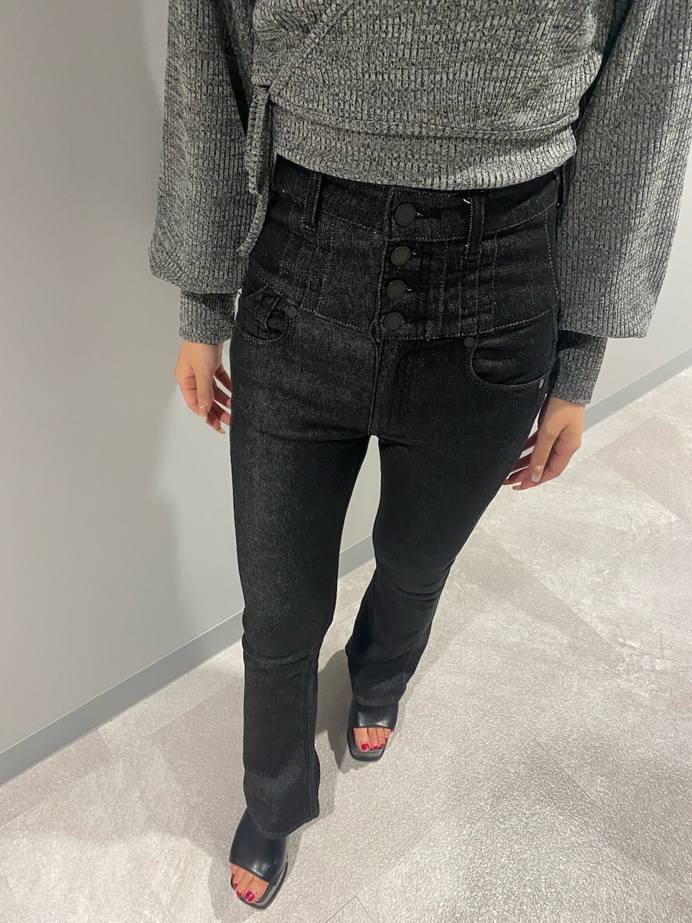 ブラック系のサンダル、ブラック系のデニムパンツ、グレー系のTシャツ/カットソーを着用したレディースの夏コーディネートの5枚目の写真