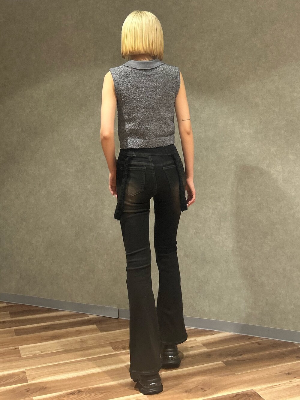 ブラック系のサンダル、ブラック系のデニムパンツ、グレー系のニット/セーターを着用したレディースの夏コーディネートの3枚目の写真