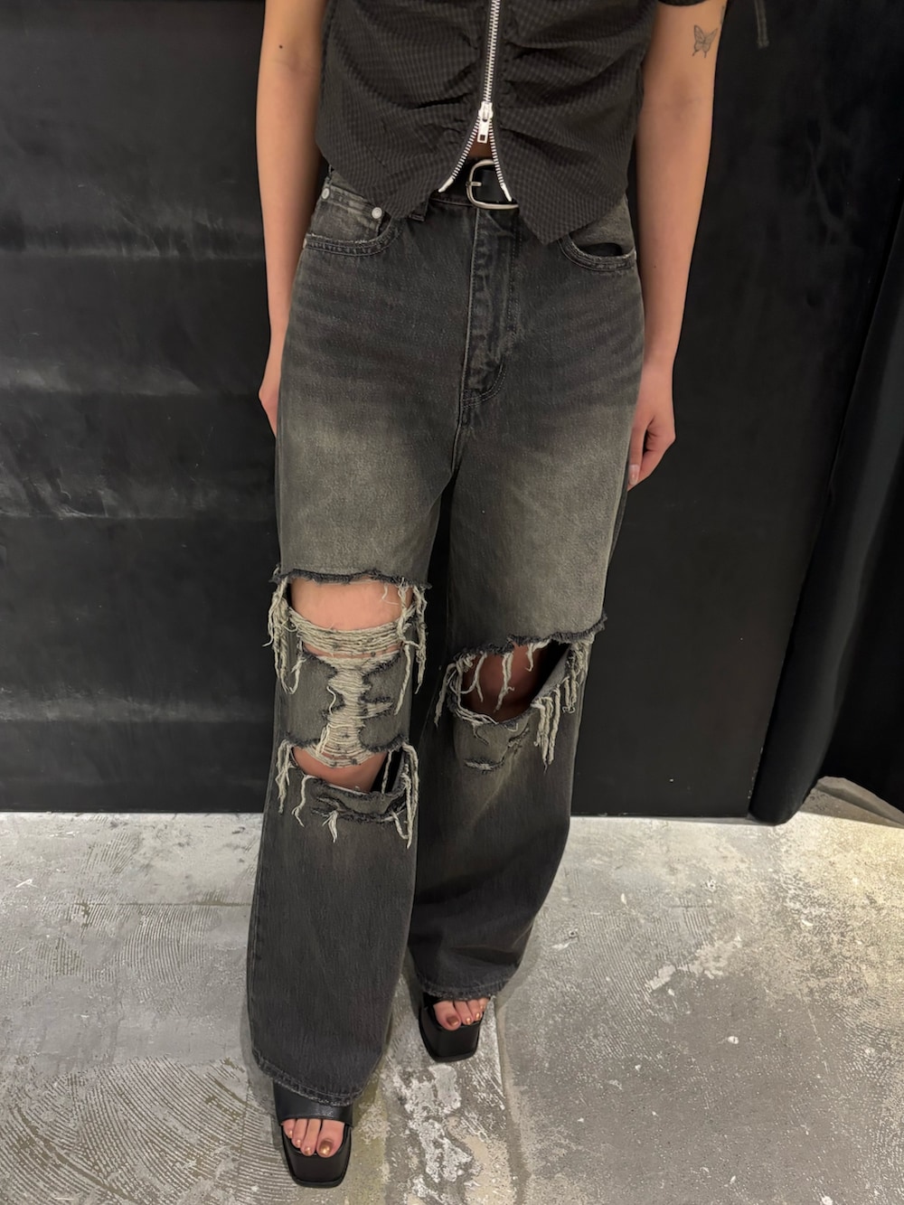 ブラック系のサンダル、ブラック系のデニムパンツ、ブラック系のシャツ/ブラウスを着用したレディースの春コーディネートの5枚目の写真