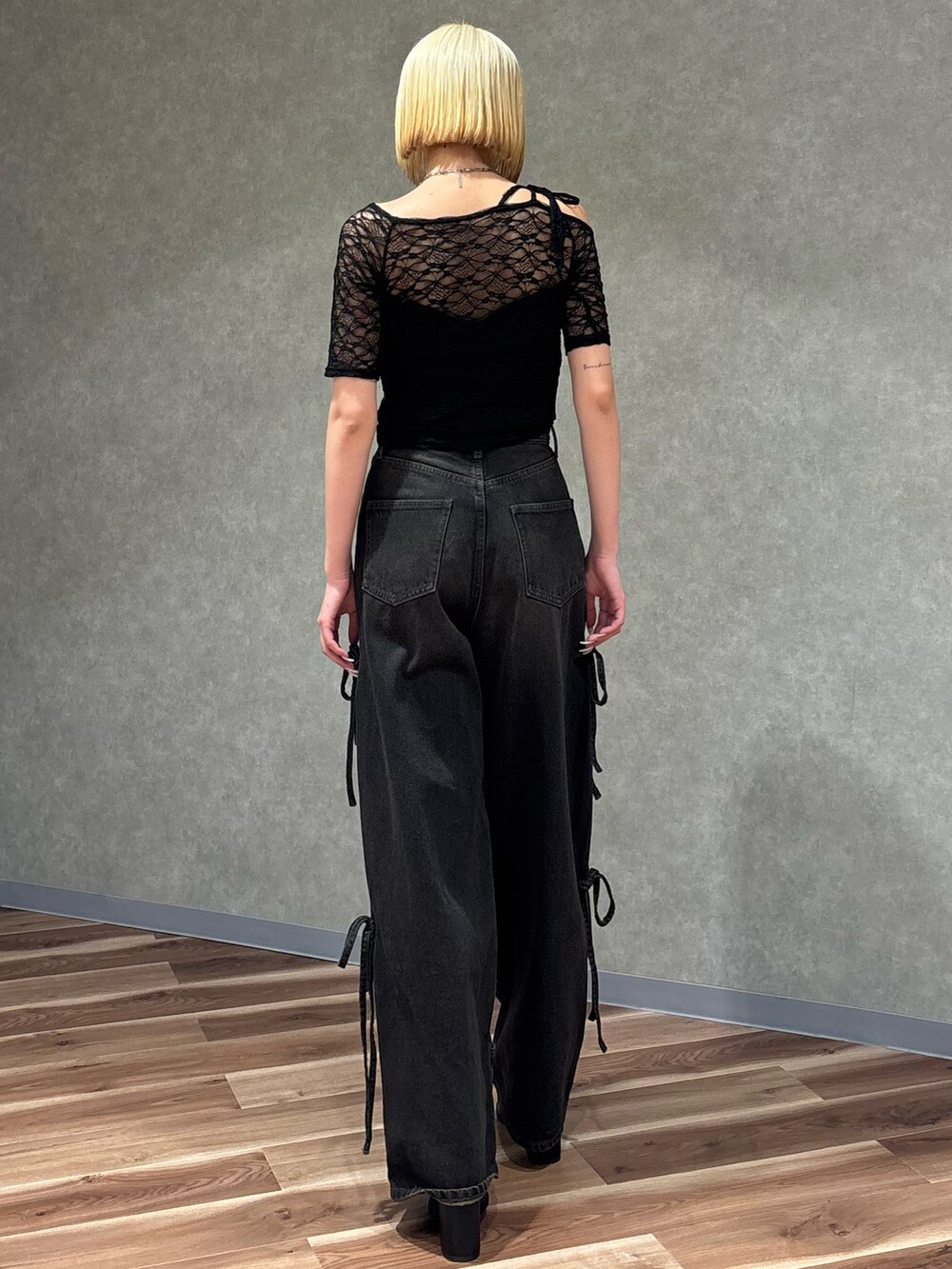 ブラック系のサンダル、ブラック系のデニムパンツ、ブラック系のTシャツ/カットソーを着用したレディースの春コーディネートの3枚目の写真