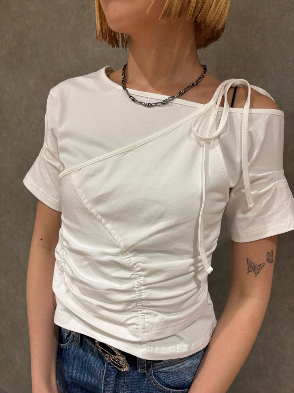 ホワイト系のTシャツ/カットソー、ブルー系のデニムパンツ、ブラック系のサンダルを着用したレディースの春コーディネートの4枚目の写真