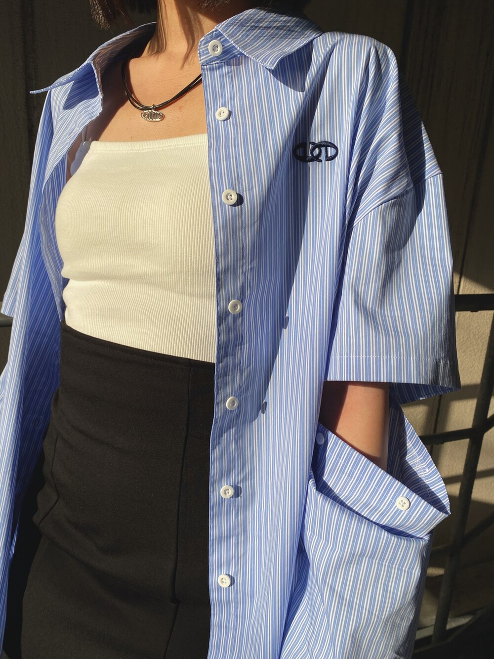 ブラック系のサンダル、ホワイト系のキャミソール、その他のシャツ/ブラウスを着用したレディースの春コーディネートの4枚目の写真