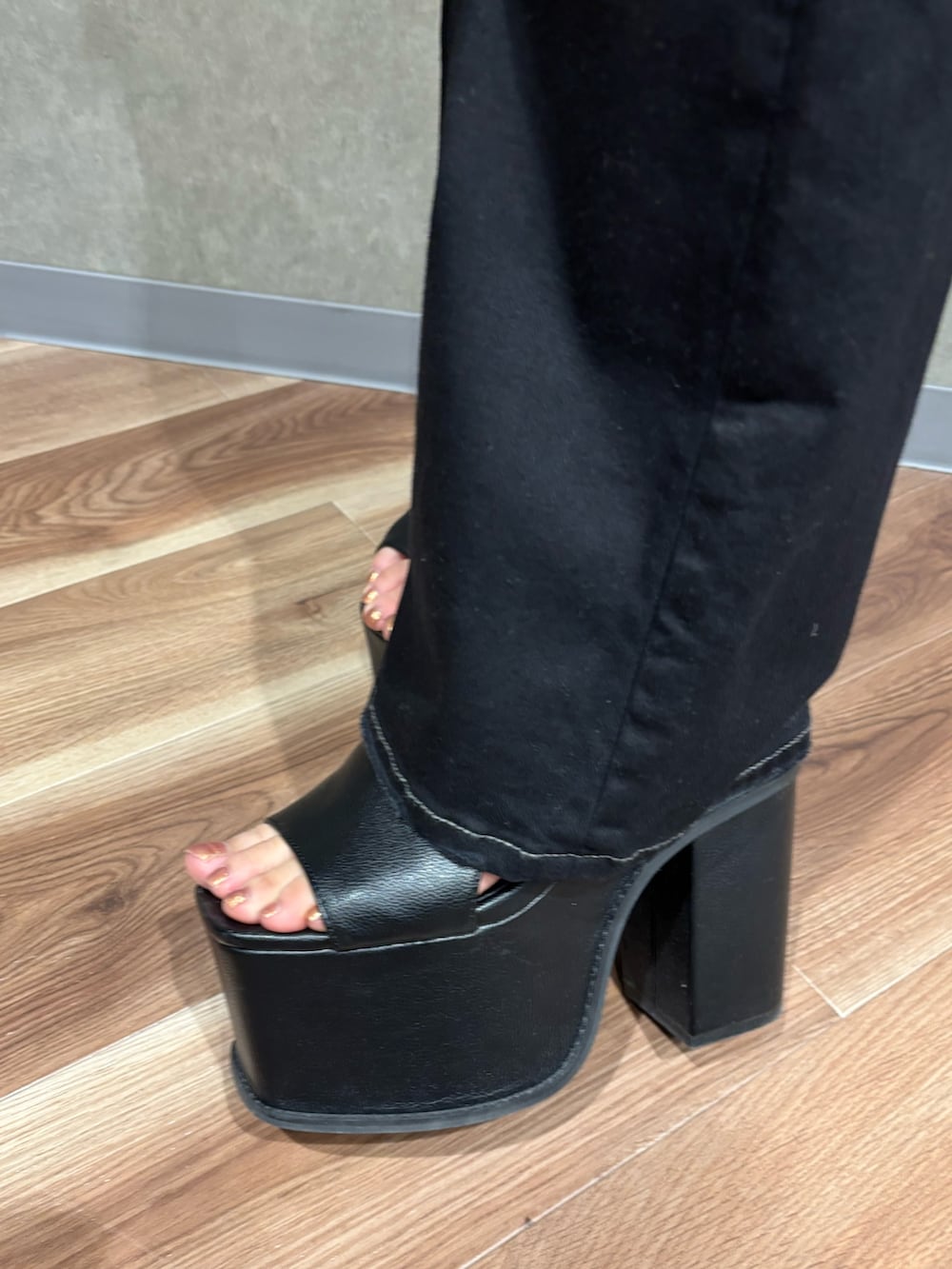 ホワイト系のシャツ/ブラウス、ブラック系のサンダル、ブラック系のサロペット/オーバーオールを着用したレディースの春コーディネートの6枚目の写真