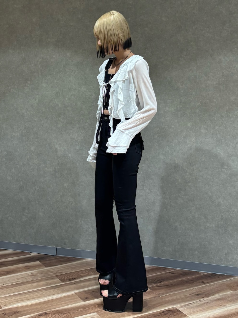 ホワイト系のシャツ/ブラウス、ブラック系のサンダル、ブラック系のサロペット/オーバーオールを着用したレディースの春コーディネートの2枚目の写真