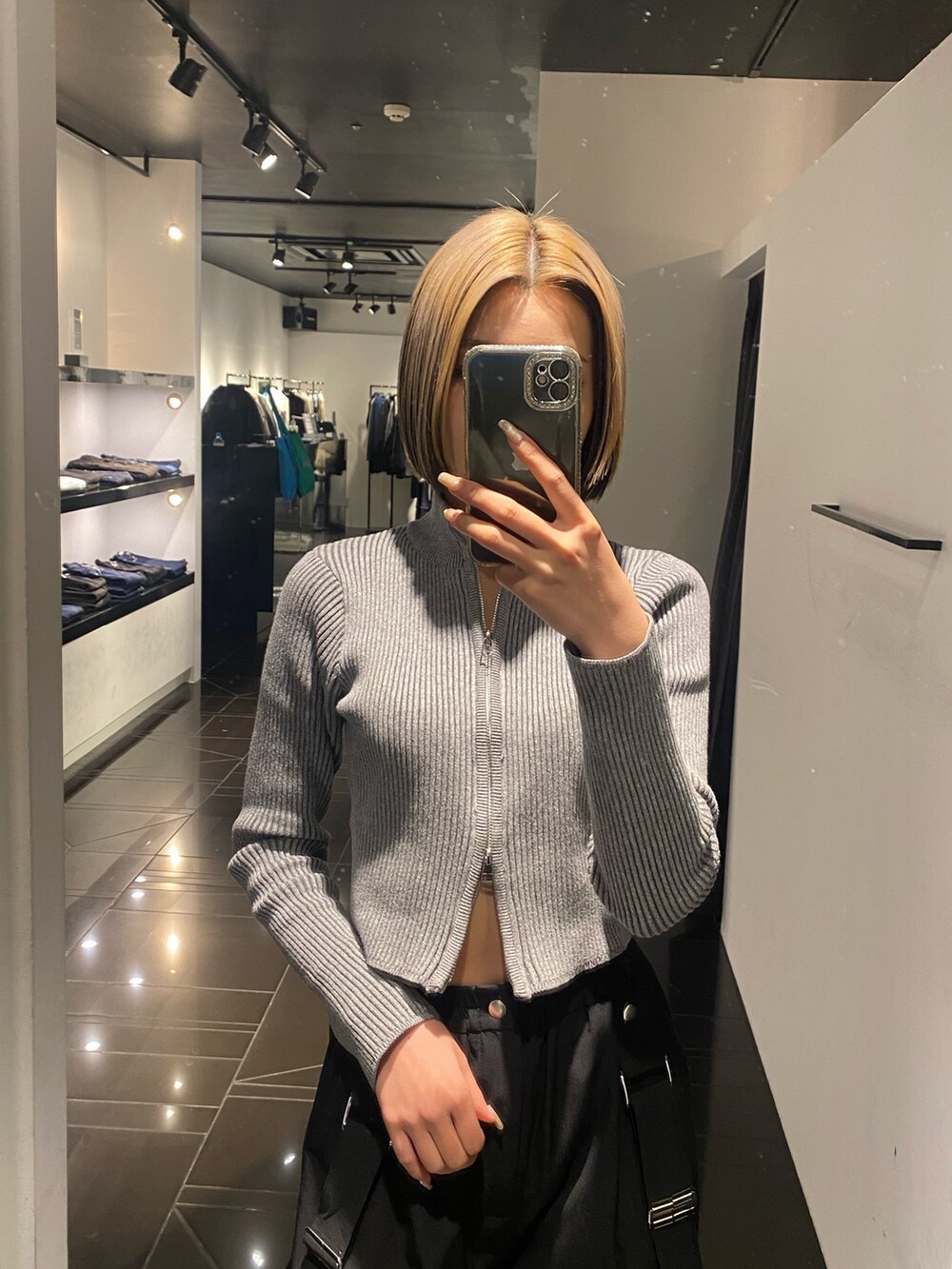 グレー系のニット/セーター、ブラック系のその他パンツ、ブラック系のブーツを着用したレディースの冬コーディネートの4枚目の写真