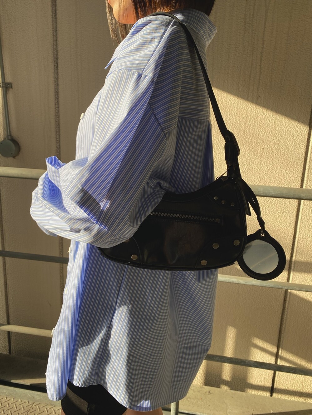 ブラック系のサンダル、ホワイト系のキャミソール、その他のシャツ/ブラウスを着用したレディースの春コーディネートの5枚目の写真