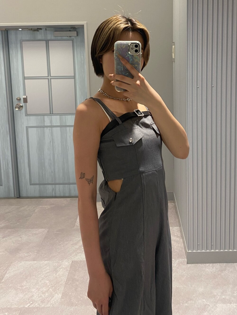 ブラック系のサンダル、グレー系のつなぎ/オールインワン、シルバー系のネックレスを着用したレディースの夏コーディネートの4枚目の写真