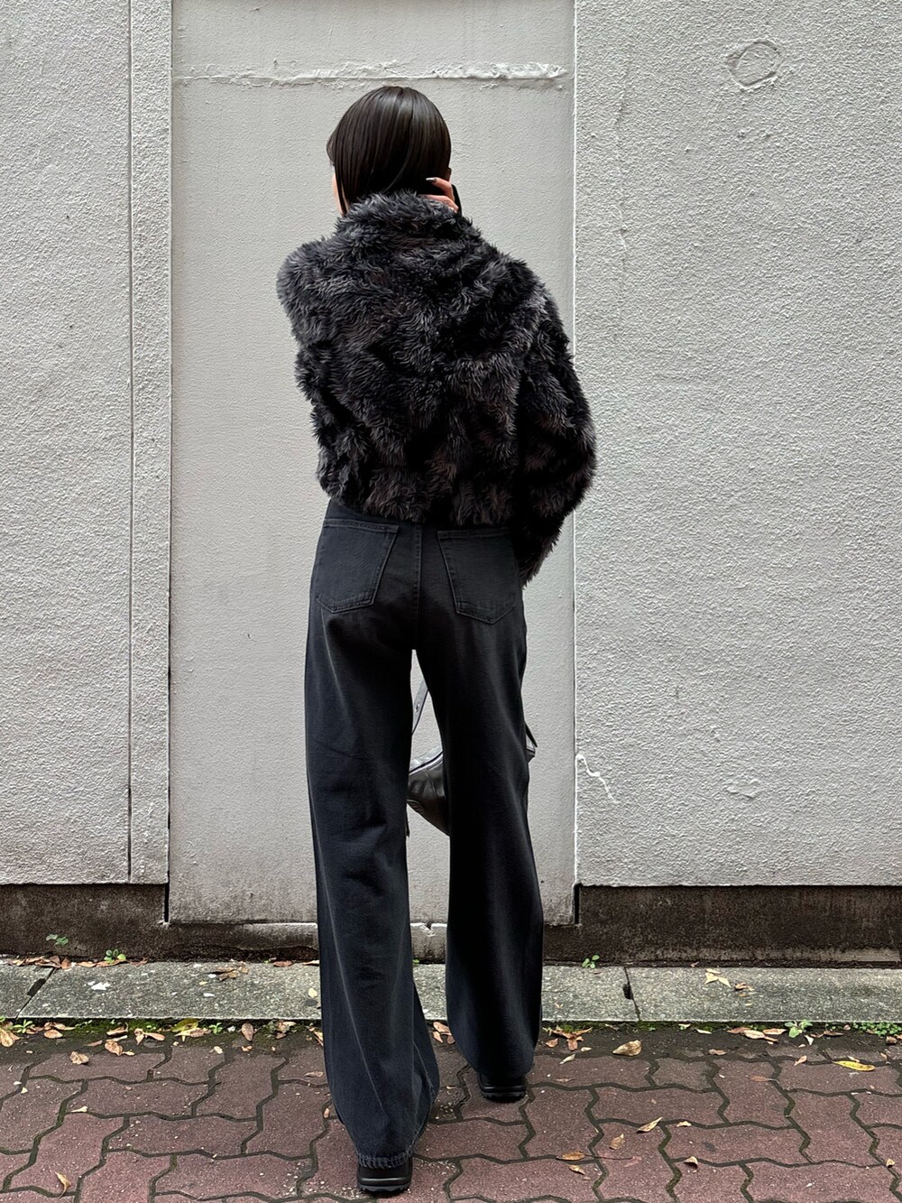 ブラック系のニット/セーター、ブラック系のデニムパンツ、その他のブルゾンを着用したレディースの秋コーディネートの3枚目の写真