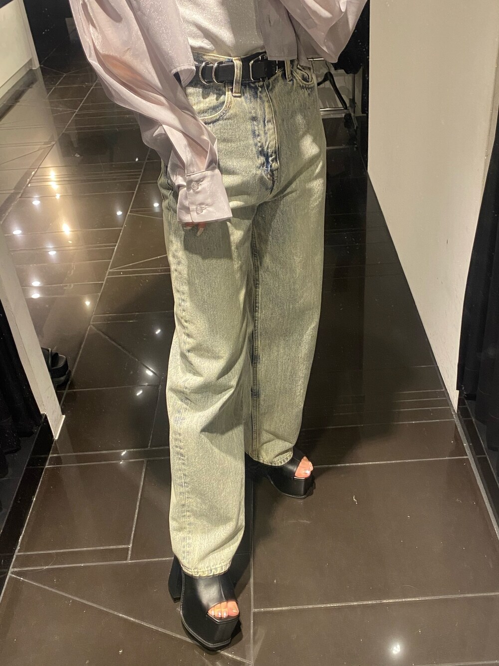 ブラック系のサンダル、グレー系のシャツ/ブラウス、ホワイト系のタンクトップを着用したレディースの春コーディネートの5枚目の写真